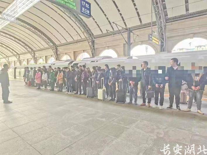 购买虚拟币洗钱10亿元<strong></p>
<p>火山币虚拟</strong>！27人“跑分洗钱”团伙被一锅端