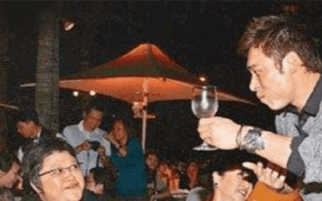 堪称“酒鬼”的五位艺人<strong></p>
<p>第二虚拟币</strong>，第二位能喝下三斤白酒，第四位拿酒当水