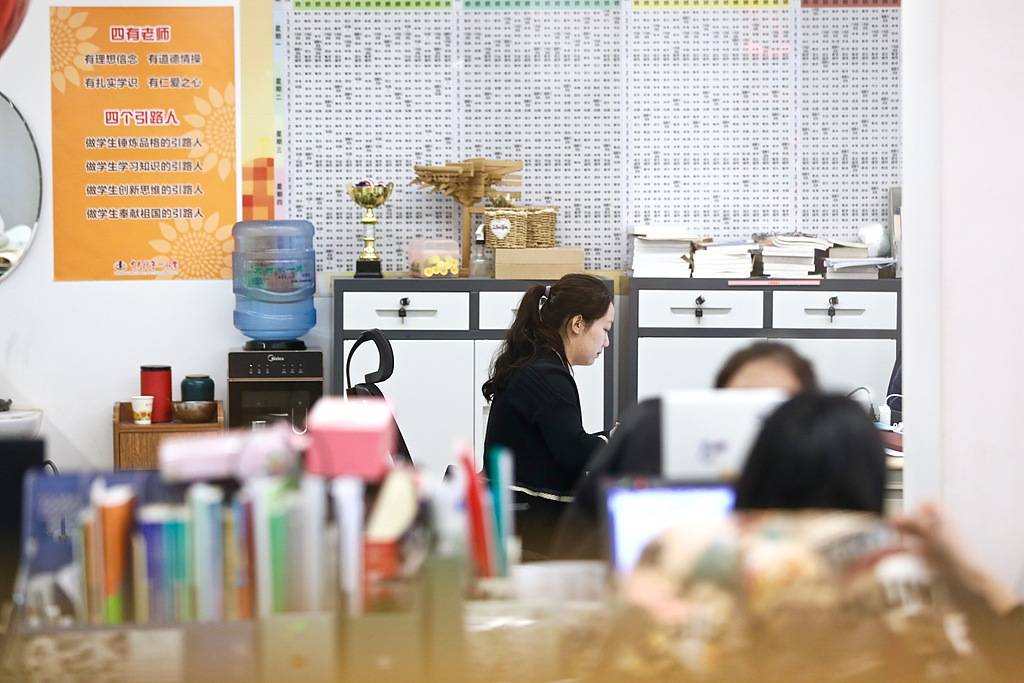 班主任放狠话“全家死了就不用签字”<strong></p>
<p>虚拟币JT</strong>，被调岗或许是福报