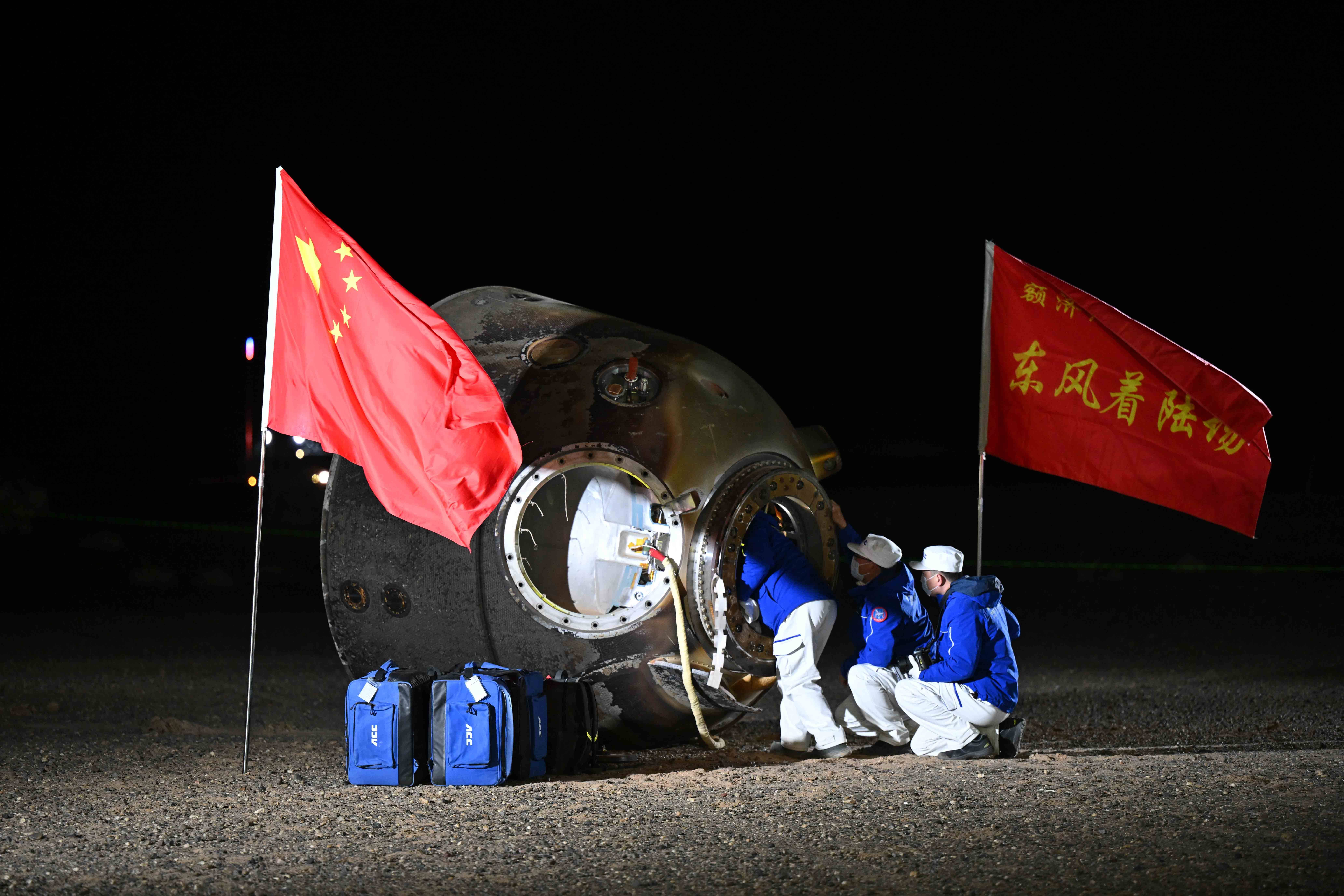 返回舱着陆最后一米<strong></p>
<p>学时虚拟币</strong>，4台着陆反推发动机10毫秒内同时点火