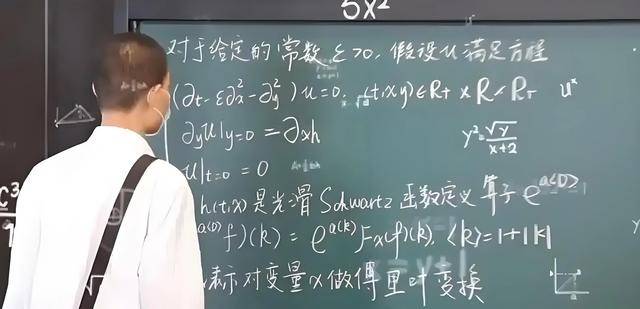 韦东奕上课照片走红<strong></p>
<p>虚拟币闪兑</strong>，新发型吸睛，网友：板书真漂亮，可惜看不懂