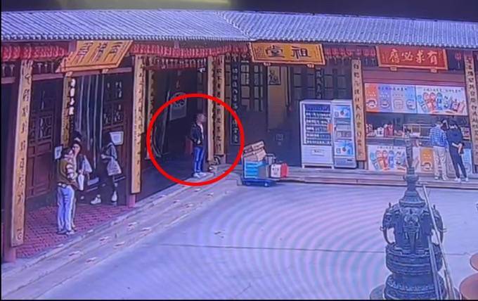 自制缠满双面胶的铁片<strong></p>
<p>交城虚拟币</strong>，男子在寺庙内盗窃功德箱被行拘