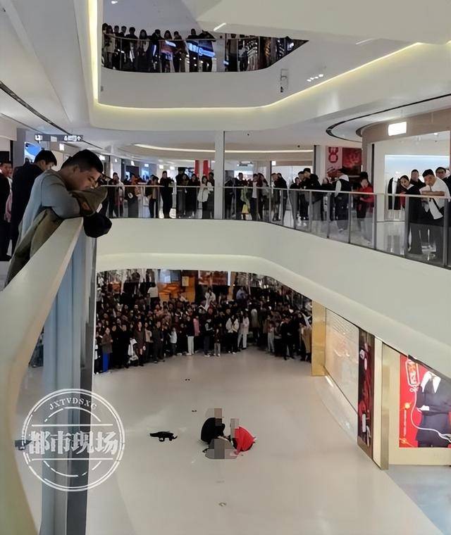 山东济宁一女孩在商场坠亡<strong></p>
<p>邵阳虚拟币</strong>，其倚靠的扶梯玻璃护栏疑似脱落，警方回应