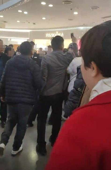 工资被折换成郑州一商场购物卡<strong></p>
<p>虚拟币建群</strong>，每月仅一天能使用，律师：以购物卡支付工资或涉嫌违法