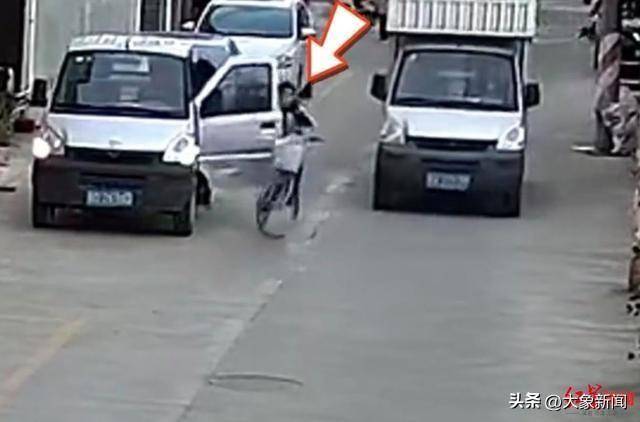 男孩骑单车遭遇“开门杀”<strong></p>
<p>善盾虚拟币</strong>，摔倒后又被小货车碾压 广东汕头有关部门：及时送医，无生命危险