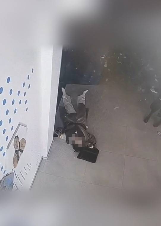 河南一大学老师心脏骤停晕倒<strong></p>
<p>善盾虚拟币</strong>，女学生按压施救：我也很害怕，看到老师好转激动手抖