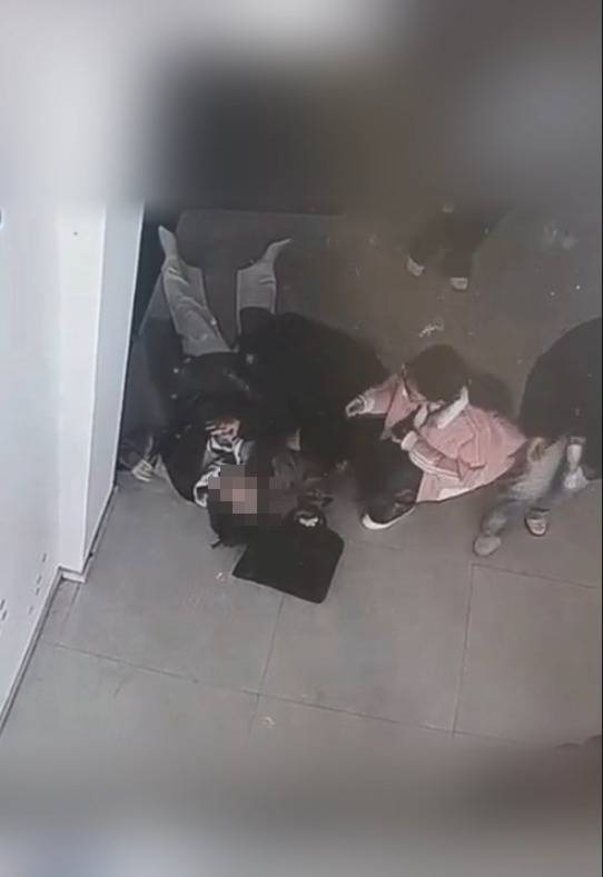 河南一大学老师心脏骤停晕倒<strong></p>
<p>善盾虚拟币</strong>，女学生按压施救：我也很害怕，看到老师好转激动手抖