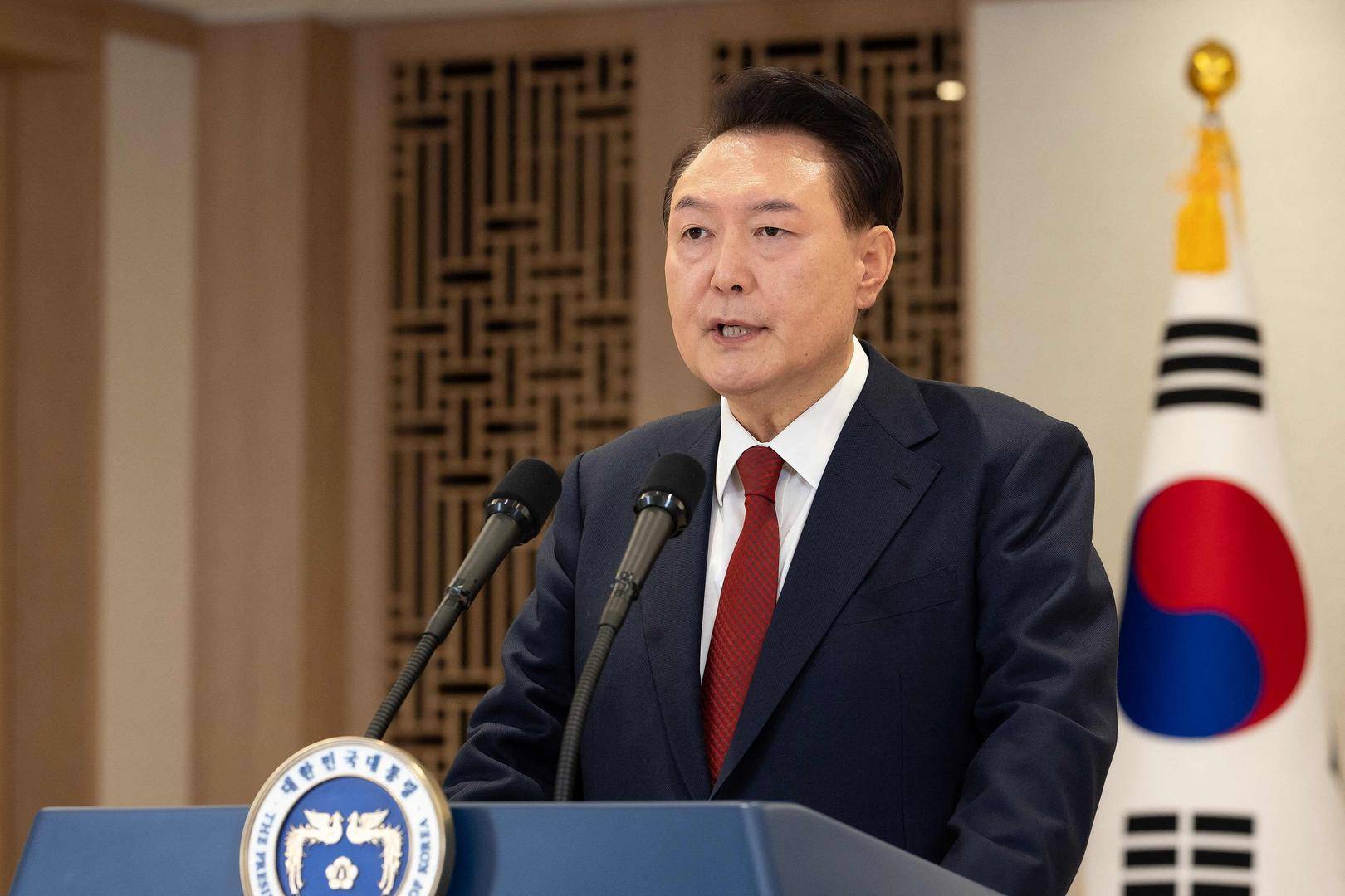 突然主张弹劾总统的韩国执政党党首：曾获尹锡悦多次提拔<strong></p>
<p>虚拟币马克</strong>，后因第一夫人惹怒“亲尹派”