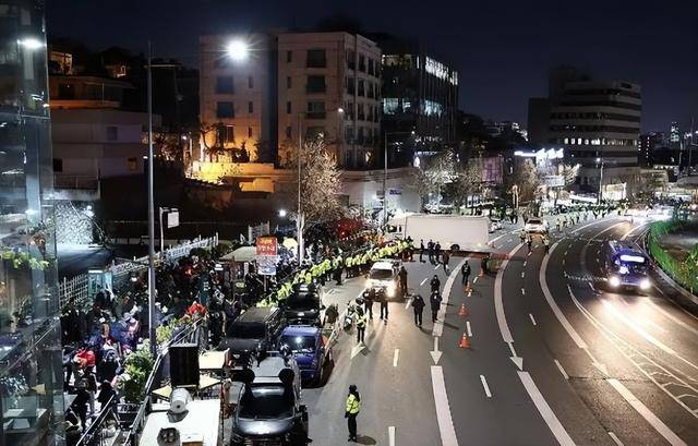 尹锡悦命运迎来转折？11000人聚集总统官邸外<strong></p>
<p>亿博虚拟币</strong>，在野党棋差一招