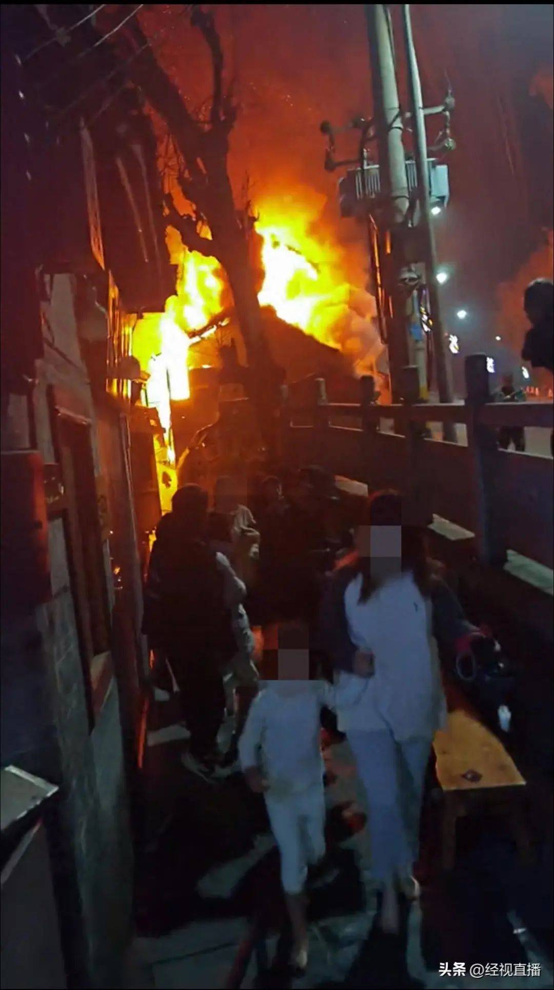 凤凰古城一建筑深夜起火：有游客穿睡衣逃生<strong></p>
<p>有道虚拟币</strong>，当地多部门调查