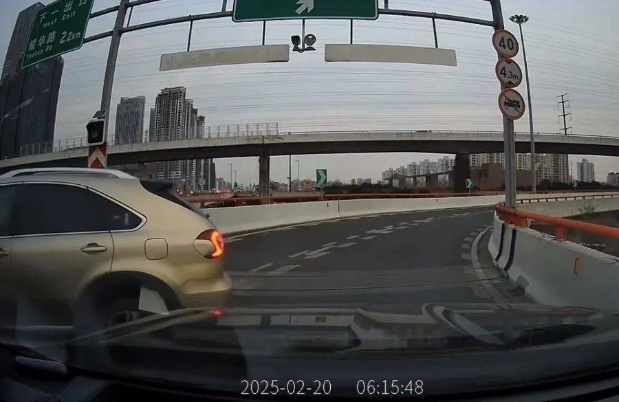 离谱！事发上海高架<strong></p>
<p>虚拟币昵称</strong>，一SUV开错路，竟原地掉头逆行