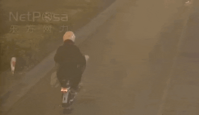 上海一女子边骑车边“洒钱”<strong></p>
<p>虚拟币昵称</strong>，刚发的7700元工资都没了！自己还没发现