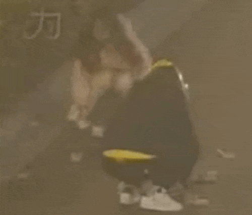 上海一女子边骑车边“洒钱”<strong></p>
<p>虚拟币昵称</strong>，刚发的7700元工资都没了！自己还没发现