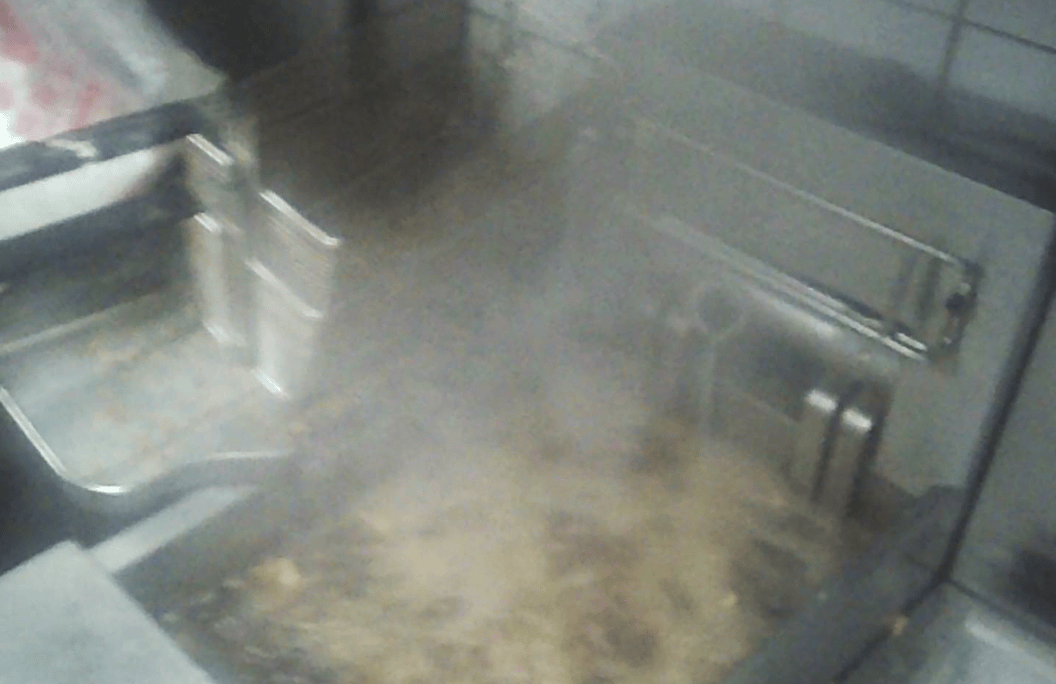 卧底华莱士两家门店：过期食材换签续命<strong></p>
<p>虚拟币平台交易平台</strong>，炸油酸价超标易引腹泻