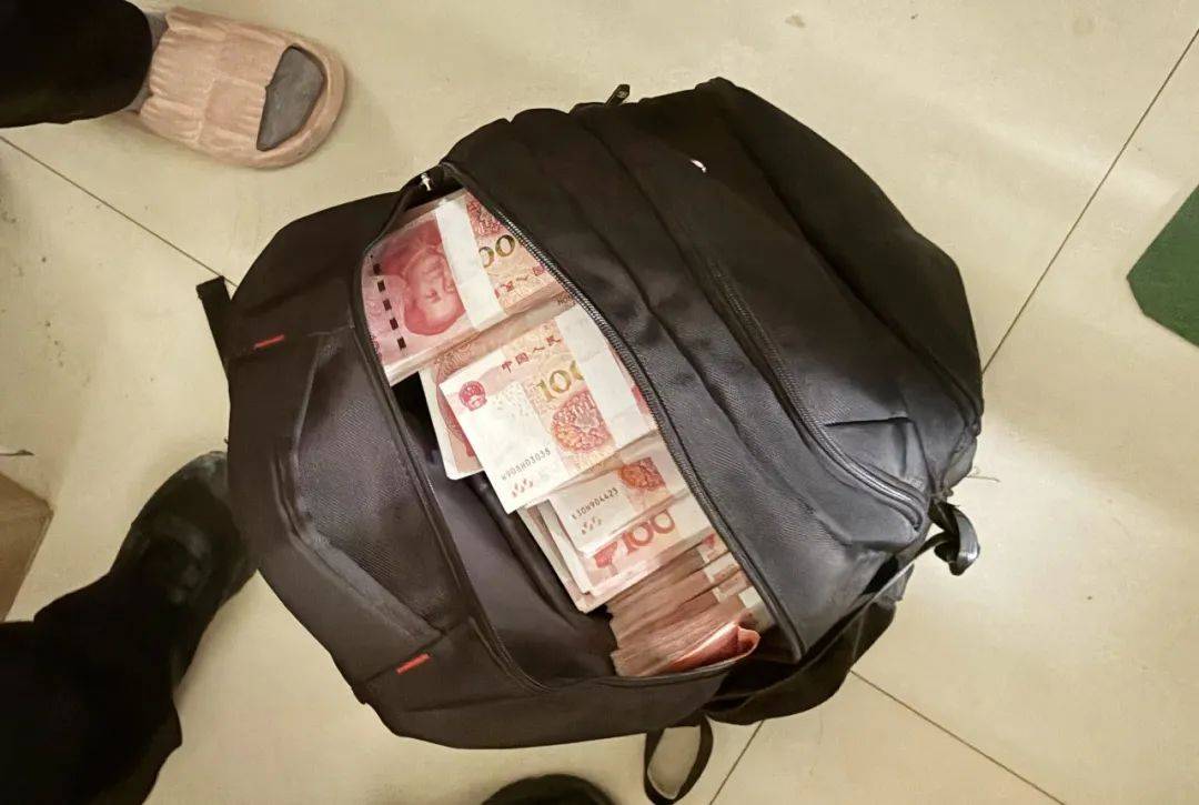 事发桂林<strong></p>
<p>虚拟数字币交易</strong>！背包里装的1000000元现金被警方紧急拦截
