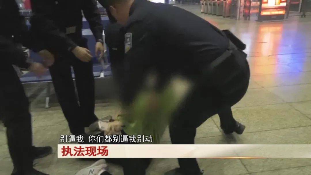 “老赖”车站被抓<strong></p>
<p>中国</strong>，竟质问法官：为何不抓我妈 ！