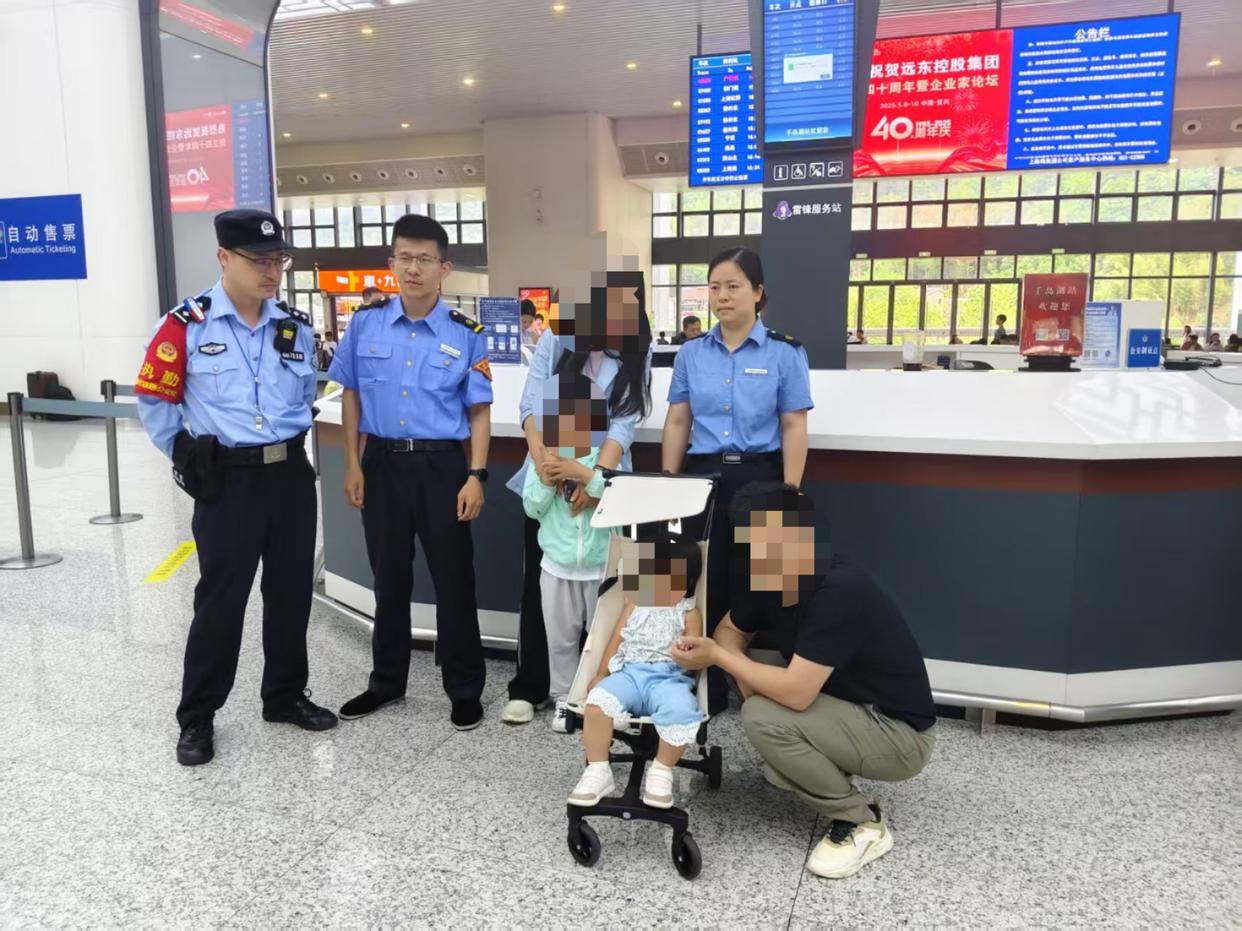 爸妈打瞌睡<strong></p>
<p>虚拟币app</strong>，5岁哥哥带2岁妹妹独自下高铁：想叫他们的，但是觉得保护妹妹比较重要
