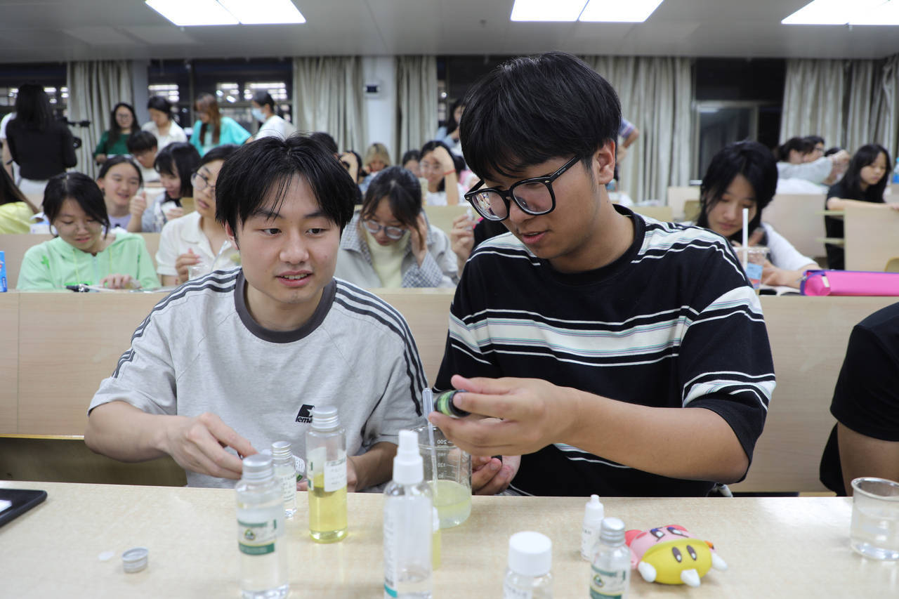 口红、面霜、爽肤水……浙江高校学生DIY纯天然化妆品<strong></p>
<p>虚拟币手机</strong>，这门课一开就是十年