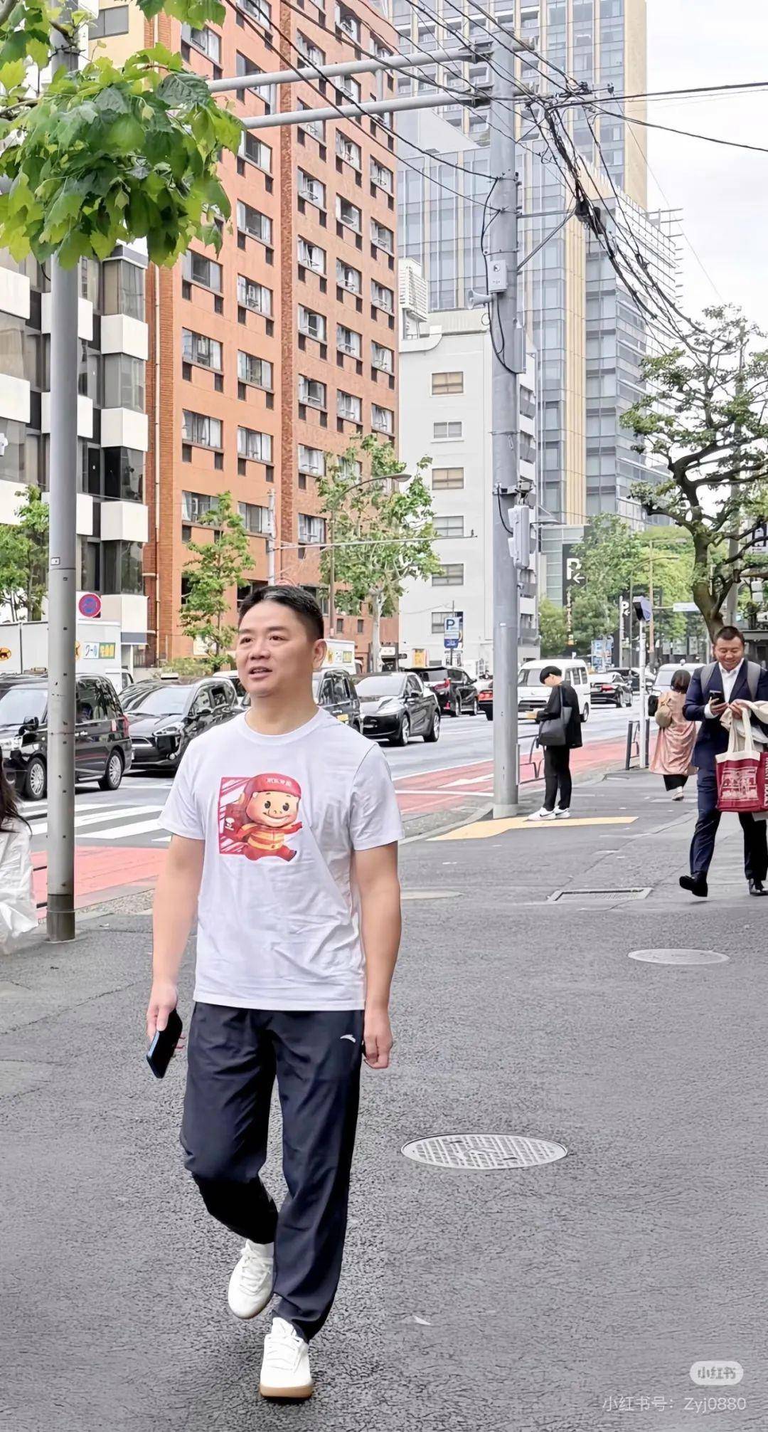 刘强东现身日本街头：穿猪猪侠T恤<strong></p>
<p>虚拟币 价值</strong>，背后还有京东外卖的二维码