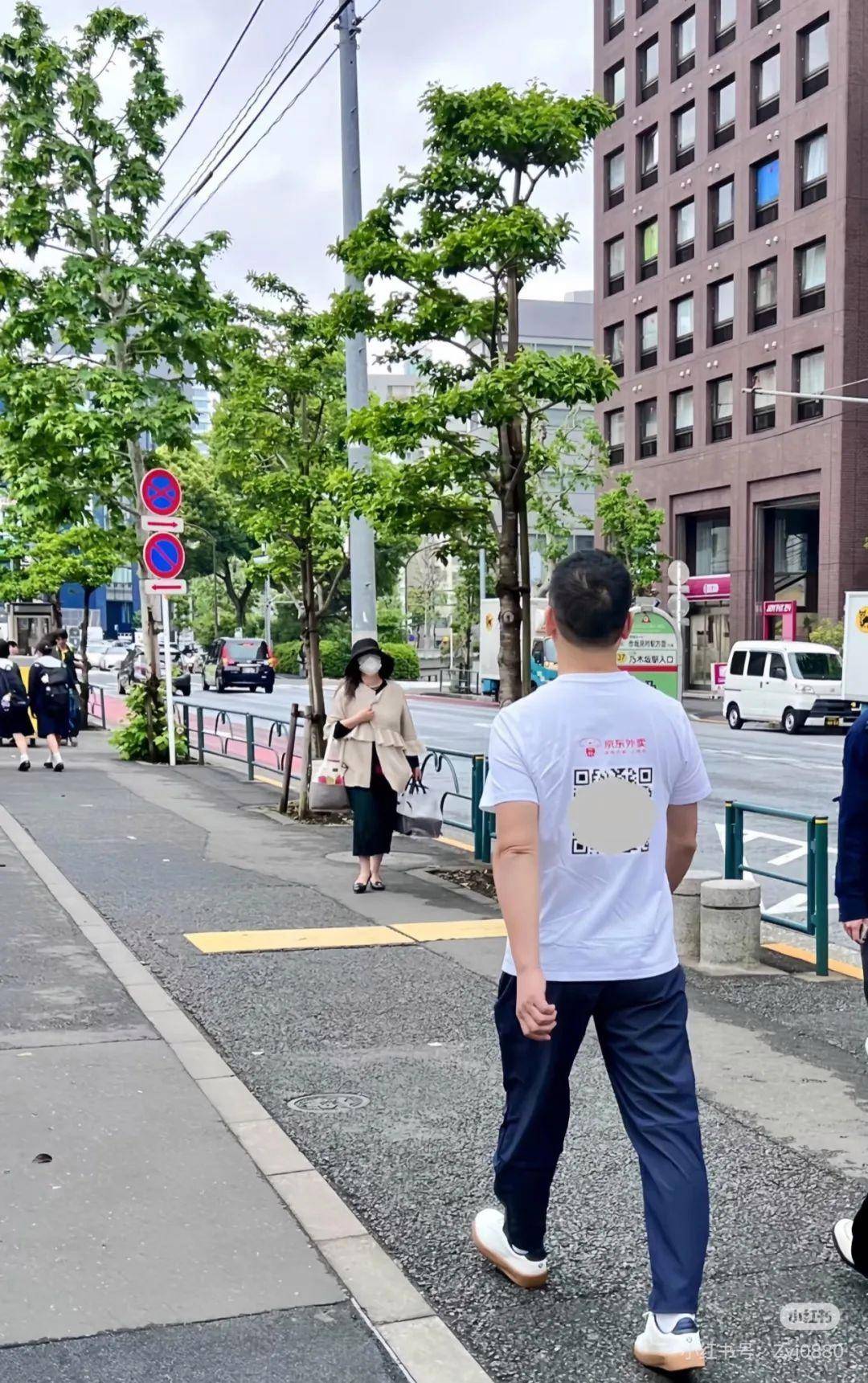 刘强东现身日本街头：穿猪猪侠T恤<strong></p>
<p>虚拟币 价值</strong>，背后还有京东外卖的二维码