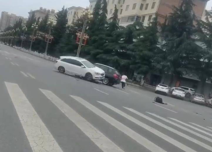 宝鸡一社区女书记当街开车追撵女子撞上电瓶车：两名女子被警方控制<strong></p>
<p>虚拟货币世界币</strong>，两名伤者在医院治疗