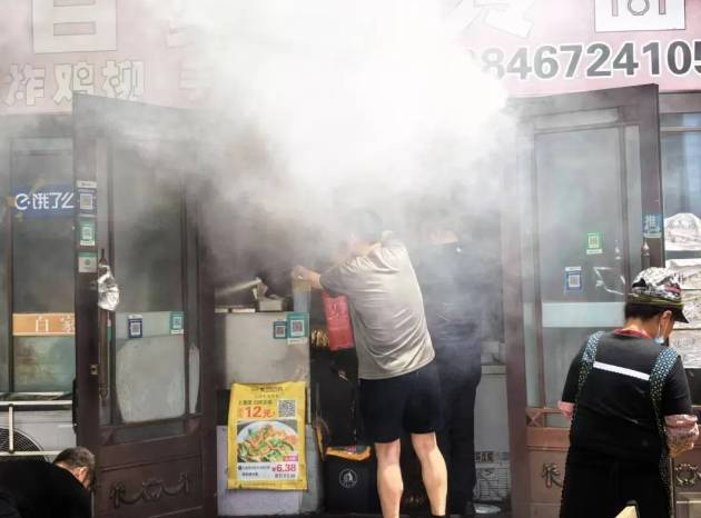 餐饮店突发火情<strong></p>
<p>2015虚拟币</strong>，民警果断破开门冲进火场
