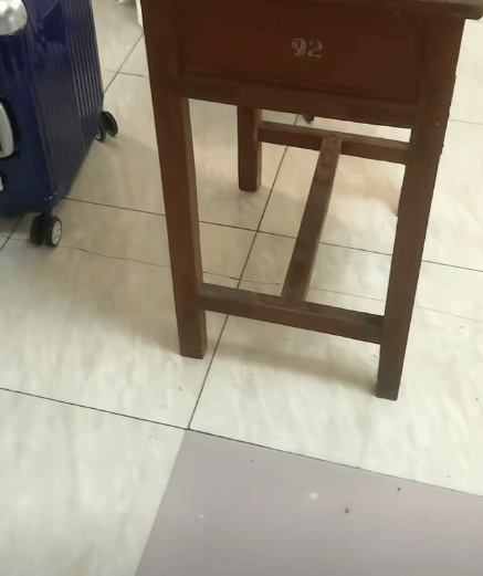 江苏一男子租房陪读<strong></p>
<p>虚拟数字币交易所</strong>，看到老课桌上几个数字惊了！竟是自己33年前的“伙伴”