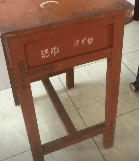 江苏一男子租房陪读<strong></p>
<p>虚拟数字币交易所</strong>，看到老课桌上几个数字惊了！竟是自己33年前的“伙伴”
