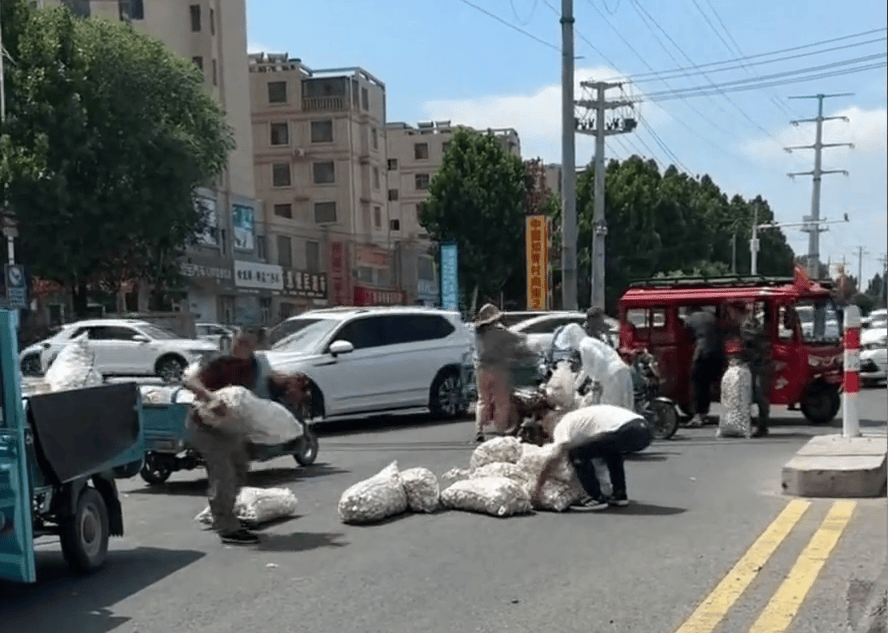 多人哄抢掉地大蒜<strong></p>
<p>虚拟币分析</strong>，遭人呵斥也无济于事……市民：不应占这种小便宜