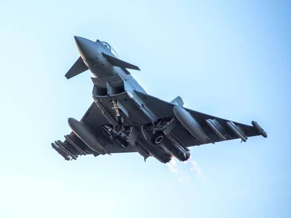 买不到F-35<strong></p>
<p>日本</strong>，不愿意买枭龙，不敢买歼-10，土耳其只能买台风了？