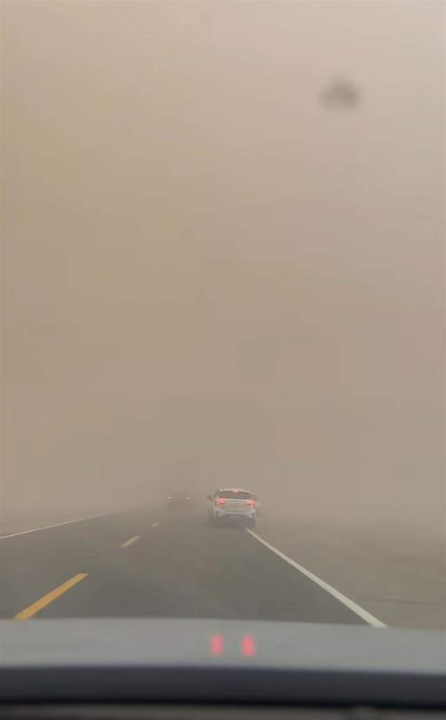 沙尘暴突袭甘肃敦煌<strong></p>
<p>日本</strong>，游客：百米高沙墙扑向公路，像是走进了末日小说