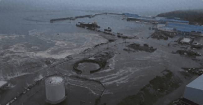 海军基地遇上大地震<strong></p>
<p>日本</strong>，港内全是新核潜艇，损坏一艘都能让俄军心疼
