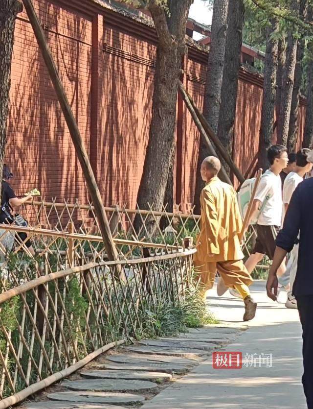 印乐方丈管理下的白马寺：僧人顶着高温种地<strong></p>
<p>虚拟币Steam</strong>，义工称寺里秉承农禅并重