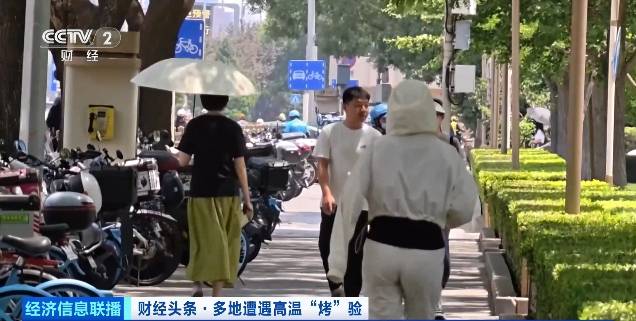 北京再迎“桑拿天”！游客热情不减<strong></p>
<p>迪士尼</strong>，高温下打卡依旧
