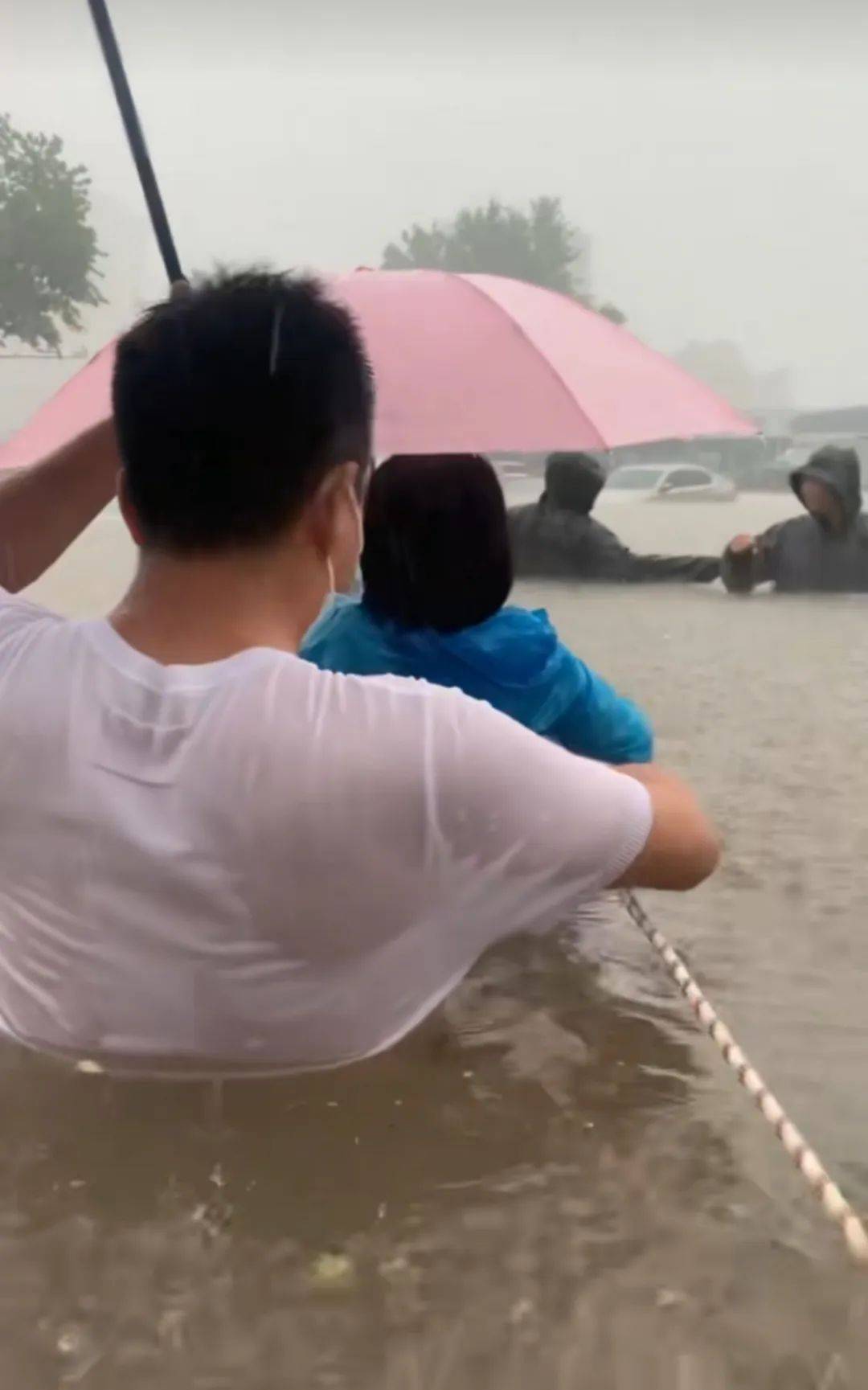 郑州暴雨致京广路隧道被淹<strong></p>
<p>单休</strong>，亲历者：车是飘起来的，很害怕，有人爬梯子离开 2021年也曾淹没多台车辆