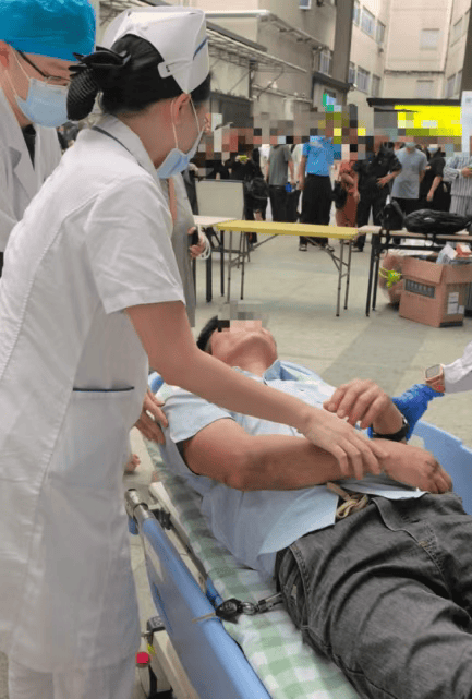 东莞一男子陪同家人就诊时突然倒地<strong></p>
<p>股票市值</strong>，护士“火眼金睛”抢回生机