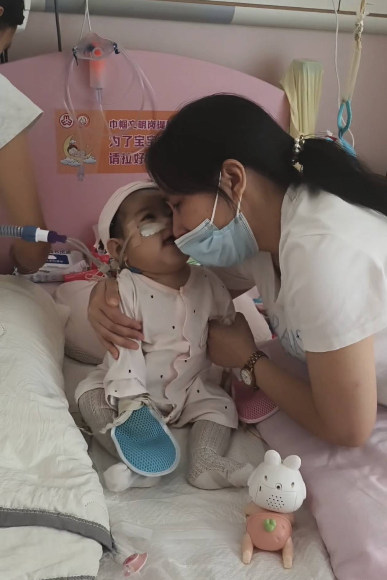 奶奶在哭<strong></p>
<p>深康佳a股票</strong>，宝宝在笑！40天女婴重病，00后父亲割肝救女，术后这一幕让网友泪奔