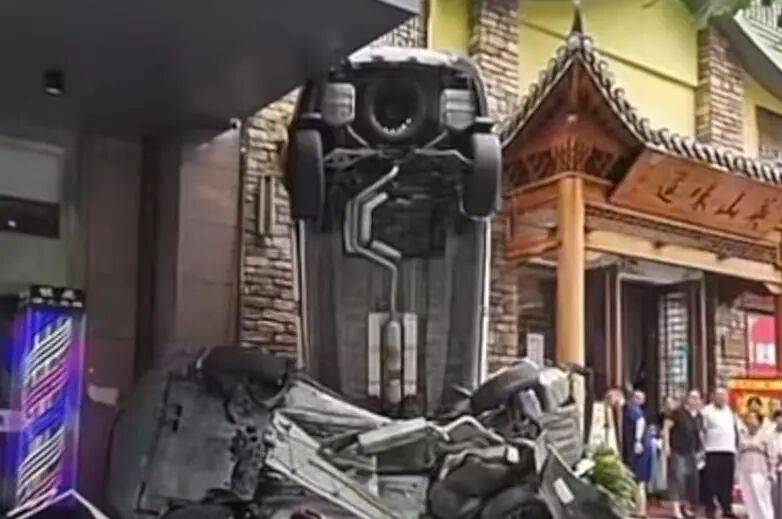 车辆失控驶入路边停车位致1死2伤<strong></p>
<p>长盈精密股票</strong>，警方通报
