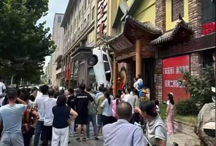 车辆失控驶入路边停车位致1死2伤<strong></p>
<p>长盈精密股票</strong>，警方通报