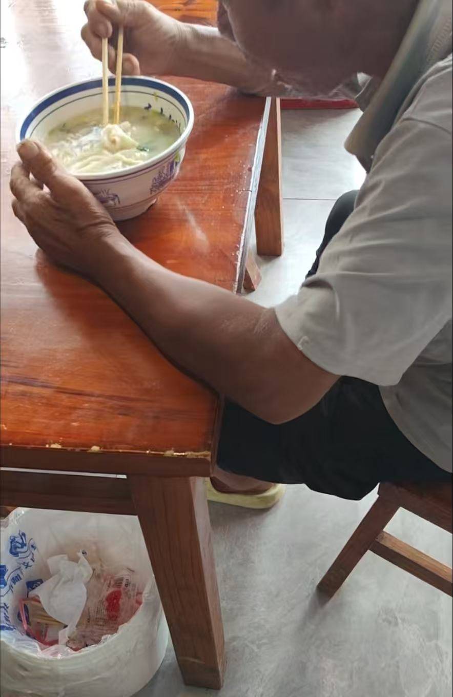 店门口大爷竹筐卖不动<strong></p>
<p>大唐电信股票</strong>，河南周口面馆老板暖心发视频帮卖，网友隔空下单：我出钱你送人