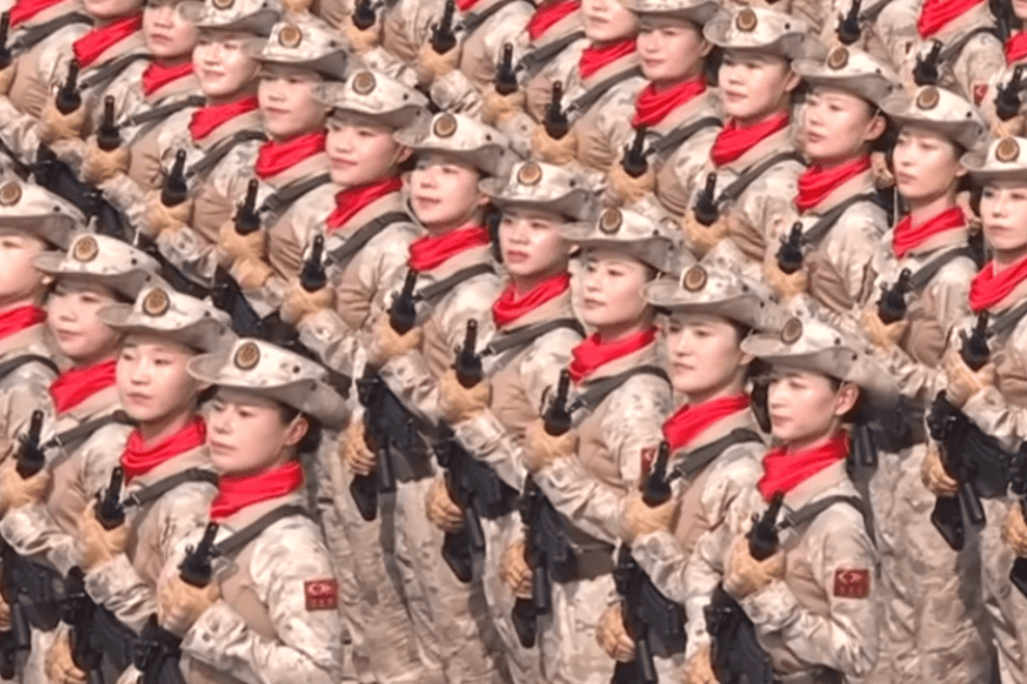 “民兵方队中一眼就认出了她<strong></p>
<p>深圳华强股票</strong>，我们的陈老师！”