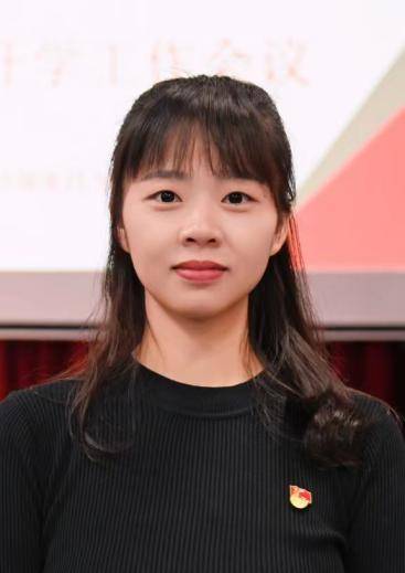 “民兵方队中一眼就认出了她<strong></p>
<p>深圳华强股票</strong>，我们的陈老师！”