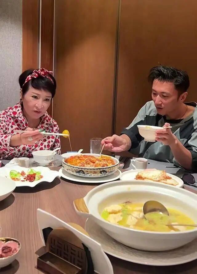 考古|89岁谢贤现身依旧时髦！与小49岁女友分手后开搞事业<strong></p>
<p>深圳华强股票</strong>，疑已交代后事的他太潇洒