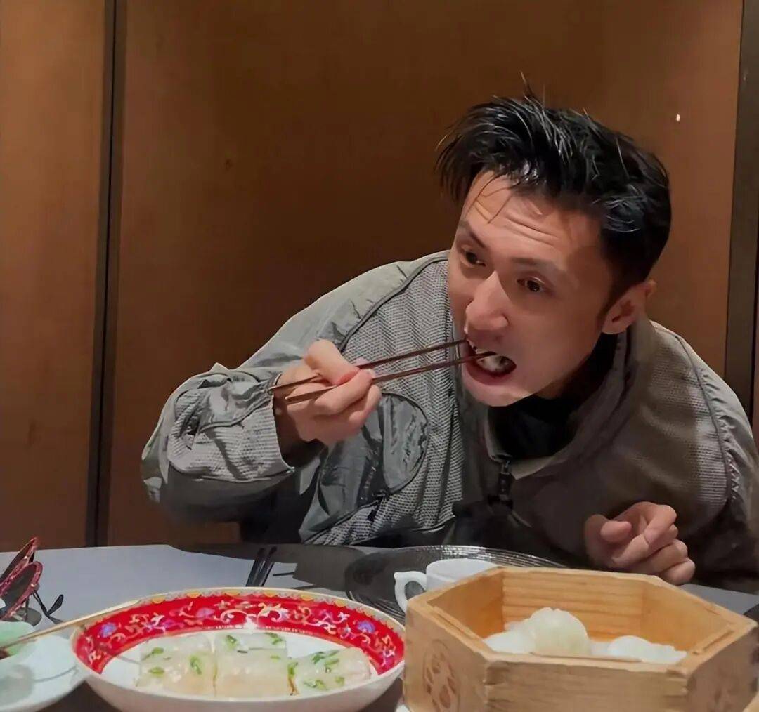 考古|89岁谢贤现身依旧时髦！与小49岁女友分手后开搞事业<strong></p>
<p>深圳华强股票</strong>，疑已交代后事的他太潇洒