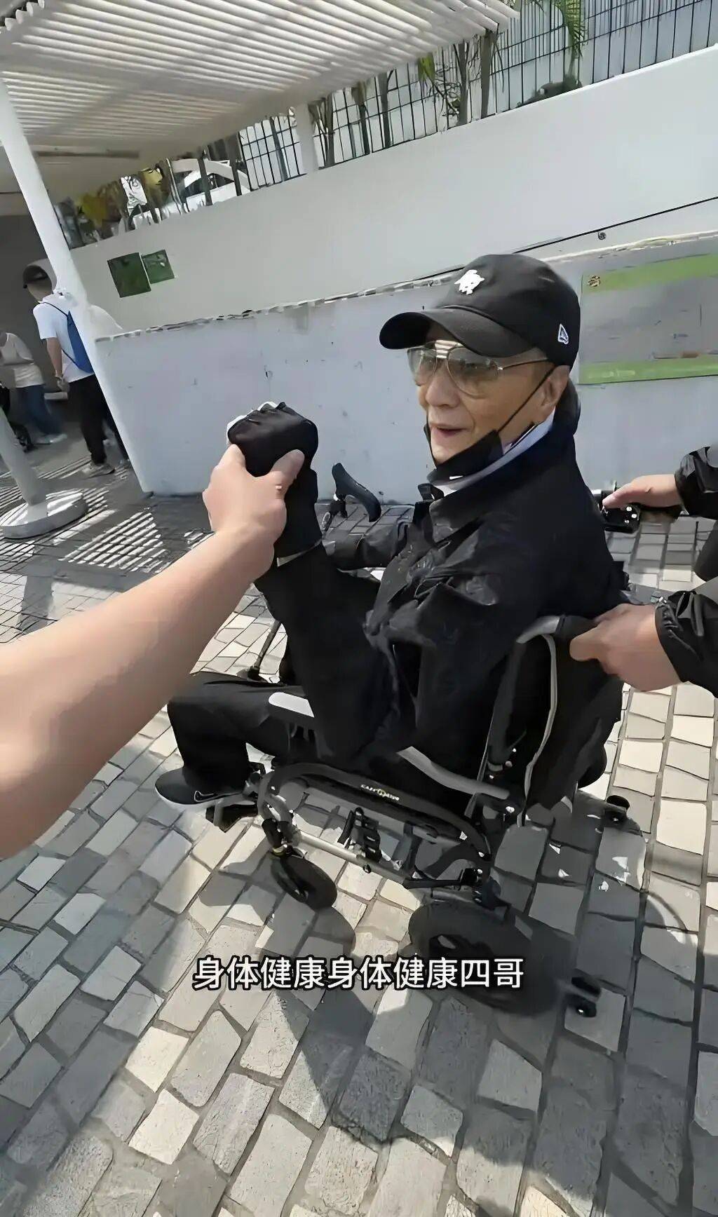 考古|89岁谢贤现身依旧时髦！与小49岁女友分手后开搞事业<strong></p>
<p>深圳华强股票</strong>，疑已交代后事的他太潇洒
