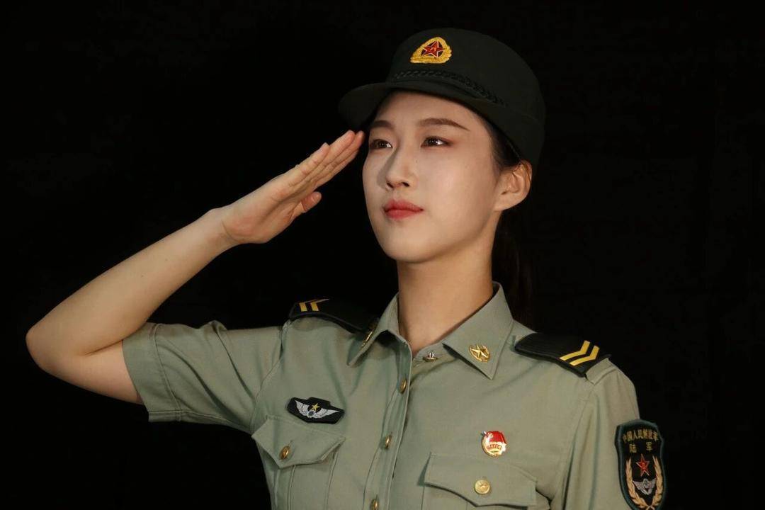 英姿飒爽！四川高校大四女生<strong></p>
<p>深圳华强股票</strong>，亮相九三阅兵方队