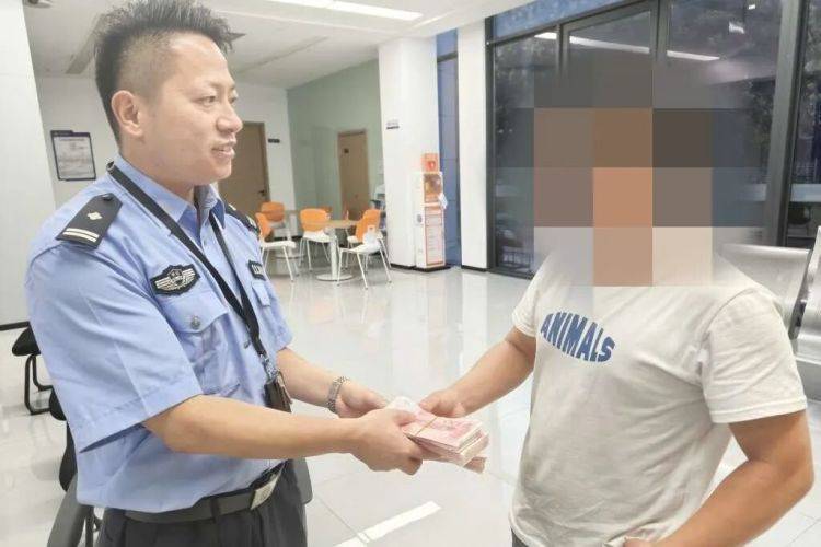 路边发现可疑包裹<strong></p>
<p>万华化学股票</strong>，一男子鬼鬼祟祟……民警打开后惊呆了