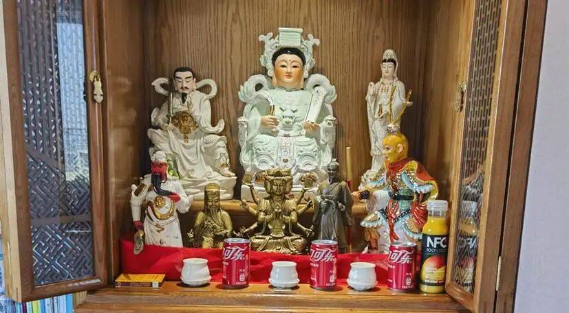 男子自称“玉皇大帝”<strong></p>
<p>良品铺子股票</strong>，奸淫妇女10人，敛财超500万元