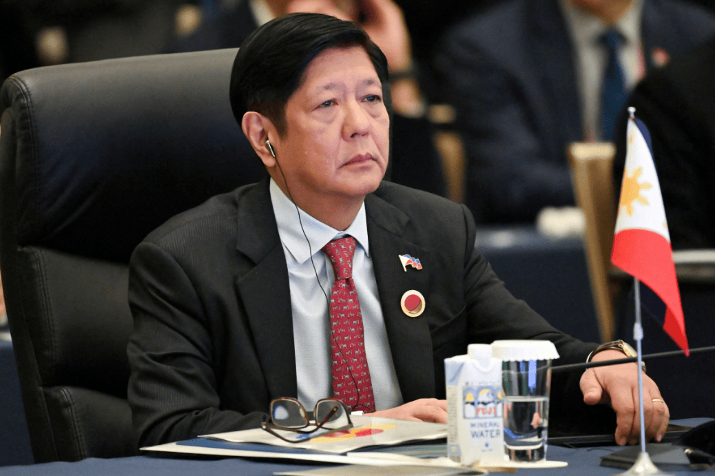 菲律宾局势突变！全军已进入待命状态<strong></p>
<p>亿纬锂能股票</strong>，马科斯点的火，终究烧到了自己身上