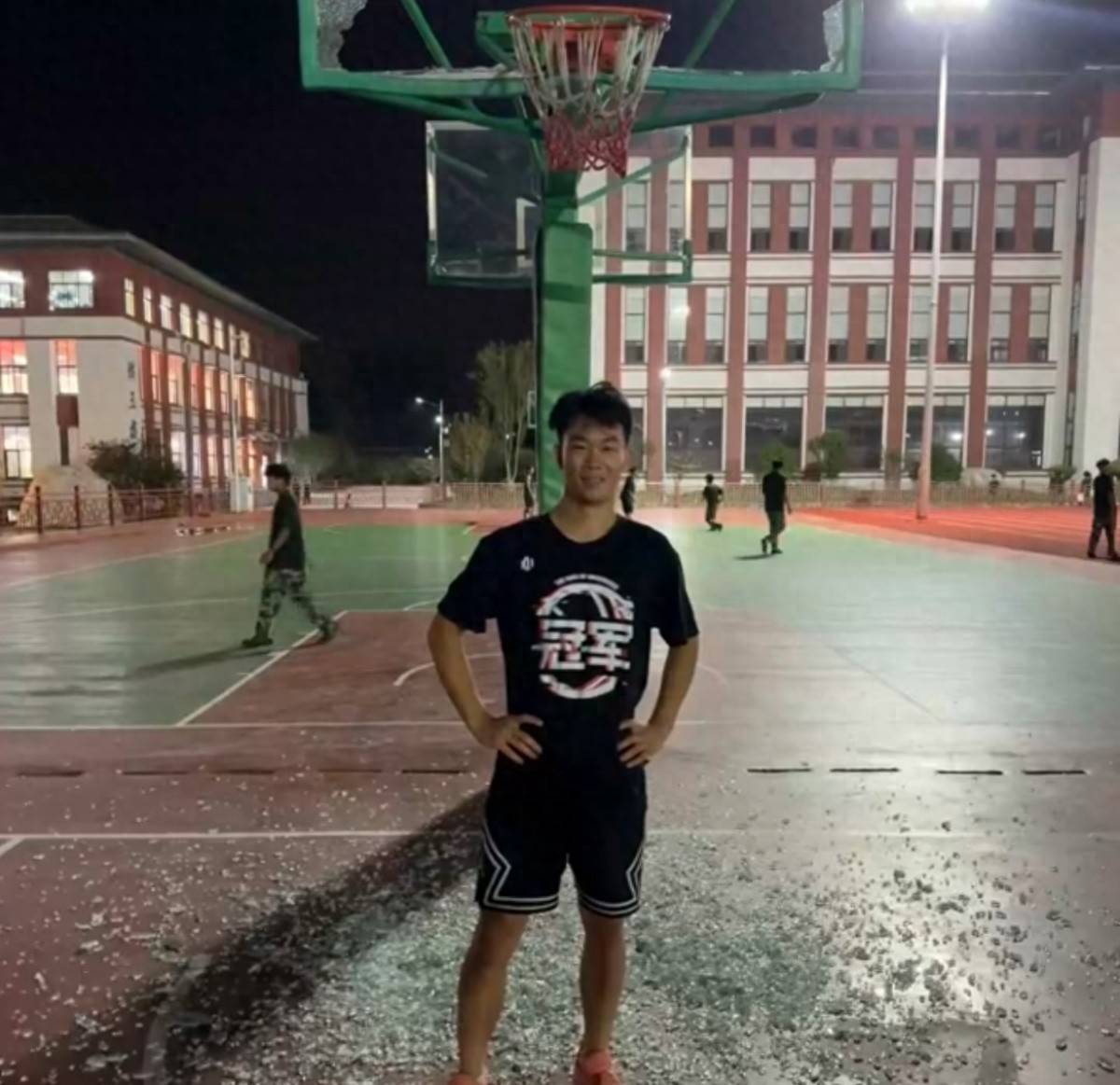 郑州178厘米大学生扣碎篮板<strong></p>
<p>蓝色光标股票</strong>，校方：说明弹跳力好！学校出资购买新篮板，已安装好